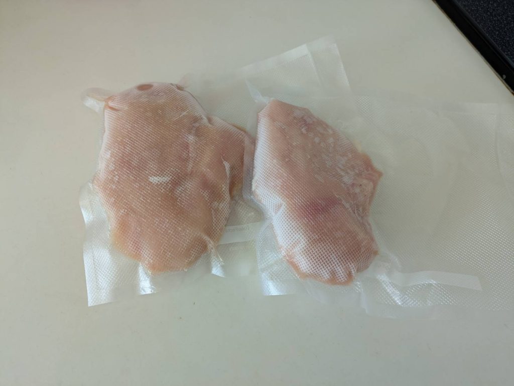 冷凍庫から出したばかりの鶏むね肉