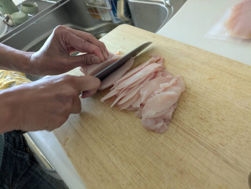 カット途中の鶏むね肉