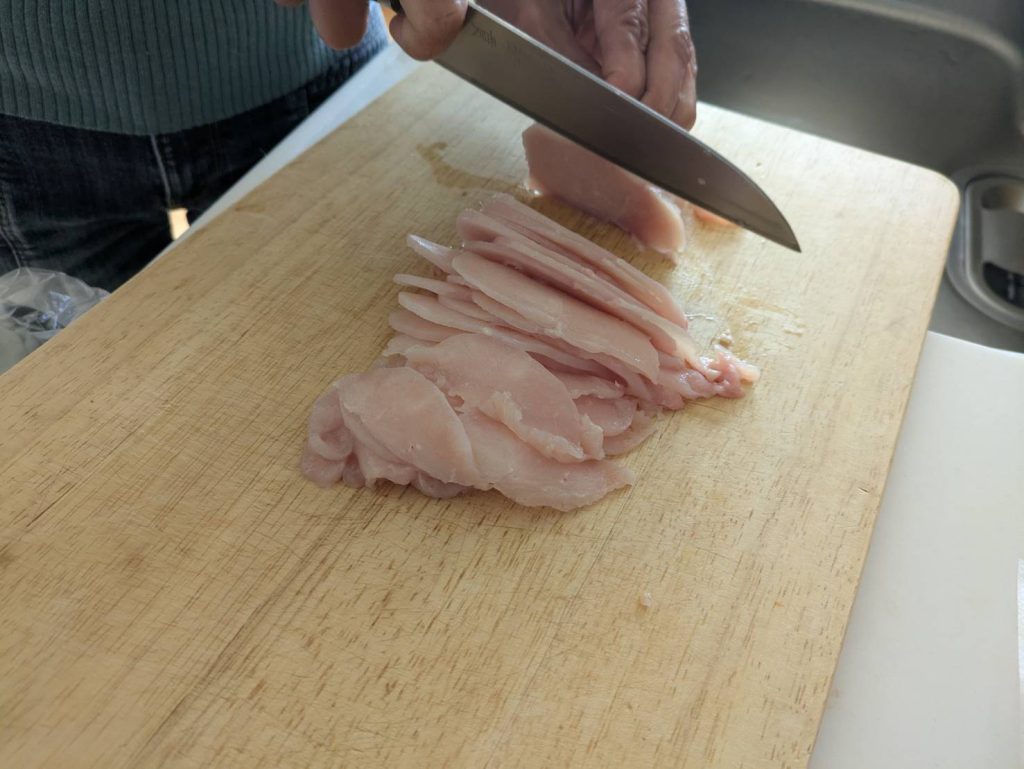 カット途中の鶏むね肉