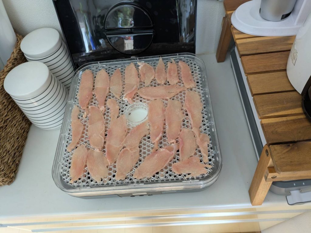 フードドライヤーに並んだ鶏むね肉