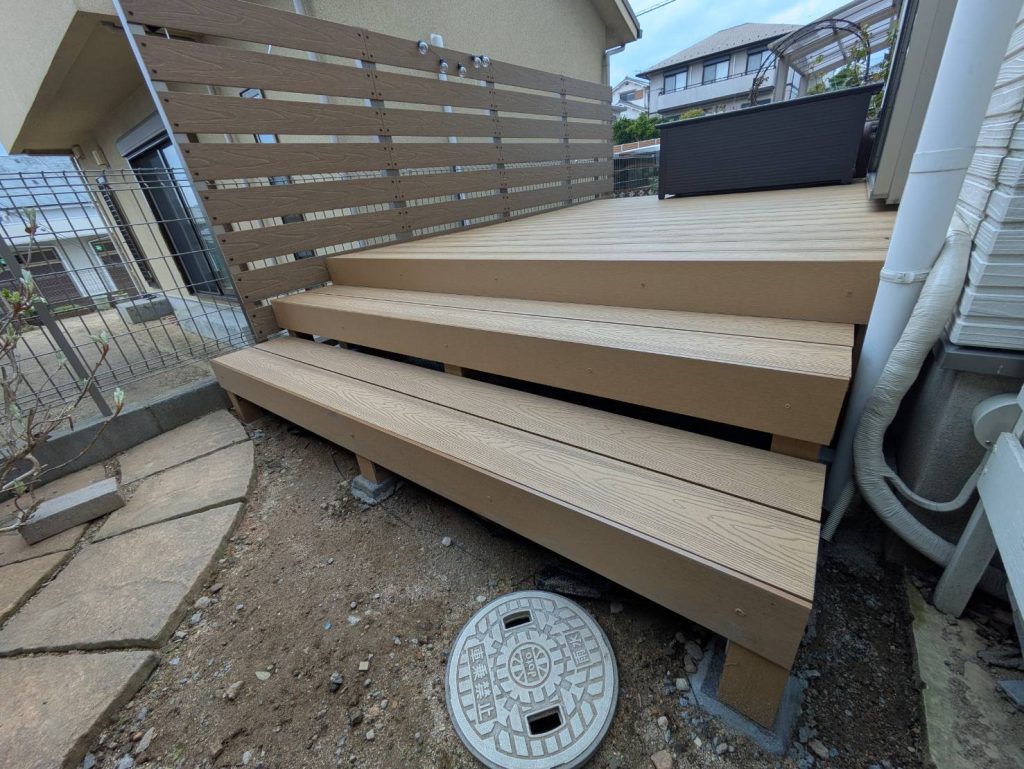 ウッドデッキの階段の近影
