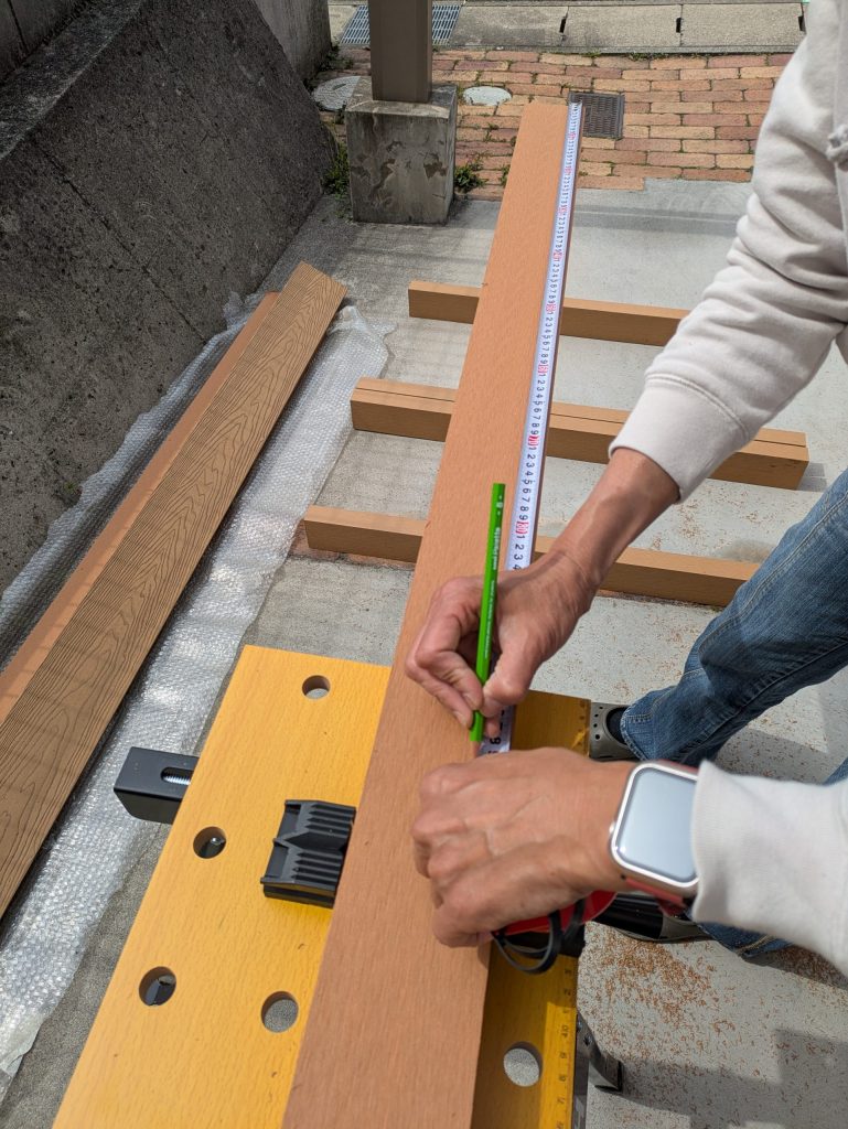 ビバホームの作業台で作業している様子