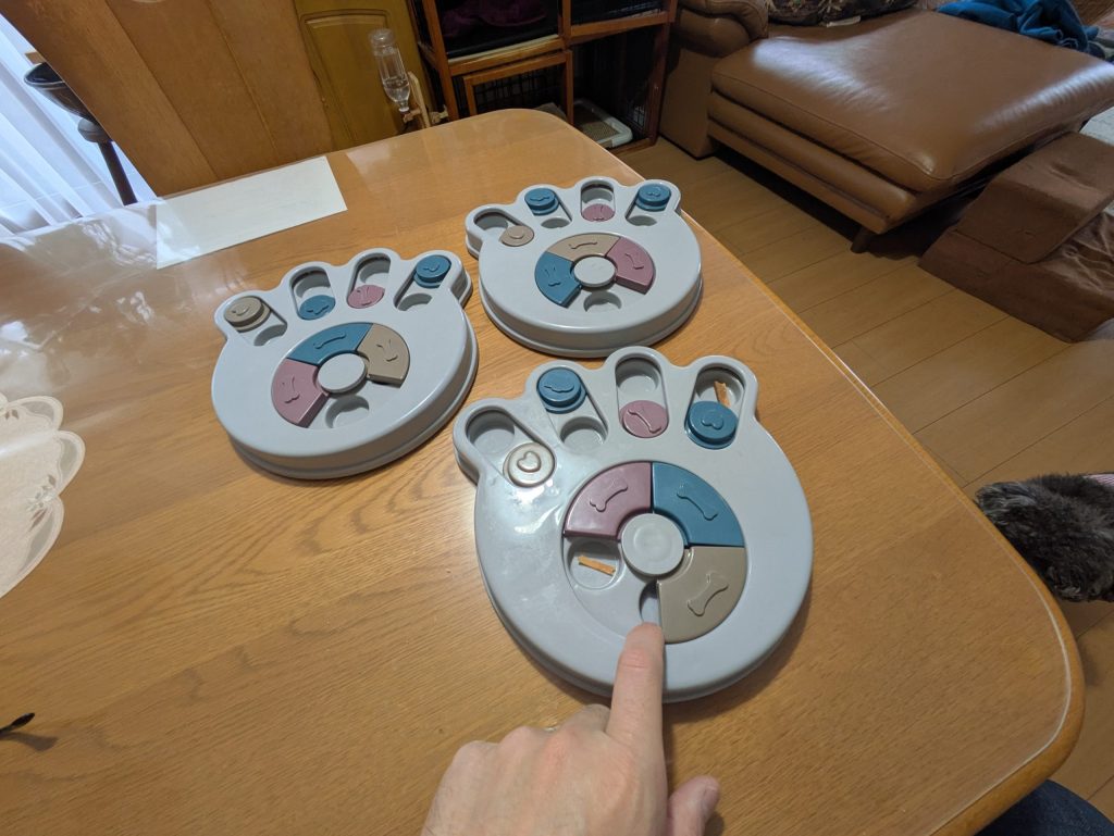 知育トイにおやつを入れているところ