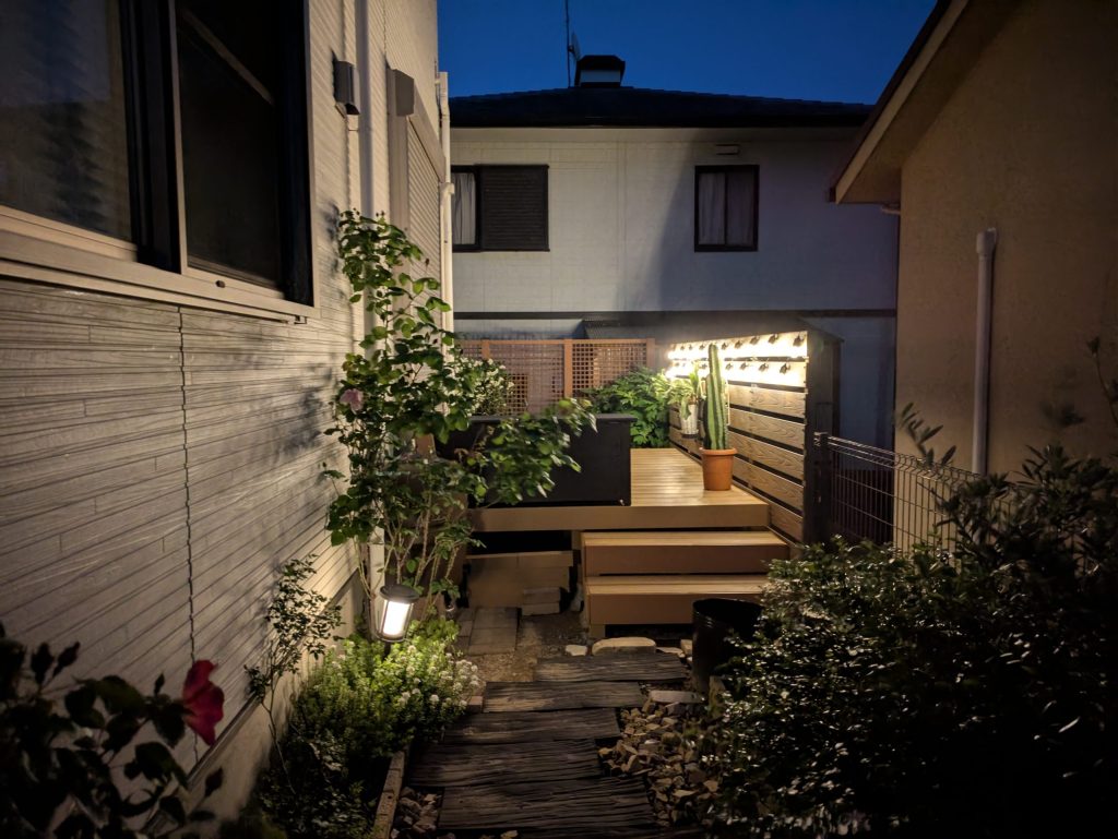 ソーラーライトを設置した夜の庭